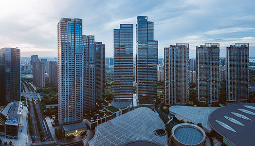 城市公路高楼林立的商业中心背景