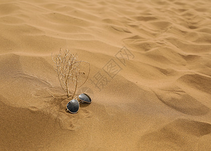 酷热沙漠墨镜背景图片