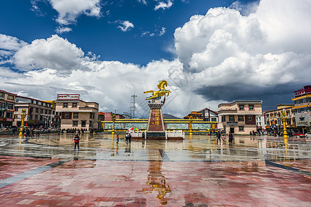 藏族小孩雨后广场背景