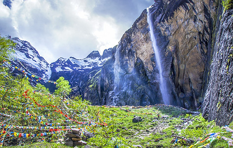 梅里雪山神湖雨崩村神瀑背景