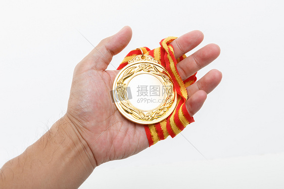 手拿奖牌