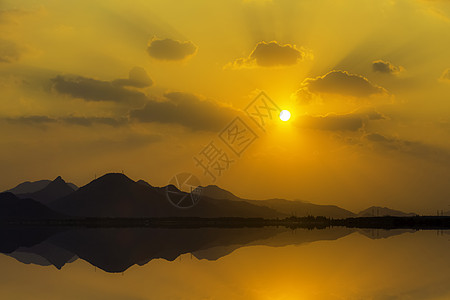 绚丽夕阳下的湖面高清图片