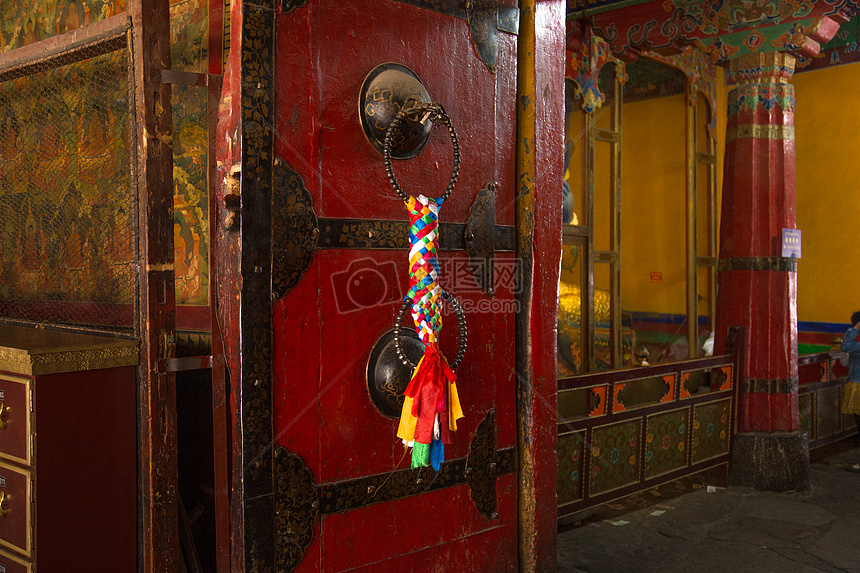 西藏拉萨大昭寺特写的门图片