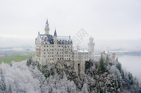 冬天里童话德国新天鹅堡冬景背景