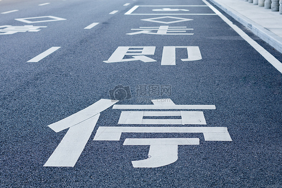 马路路面公路低角度拍摄图片