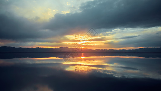 秀丽山河茶卡盐湖日落美景背景