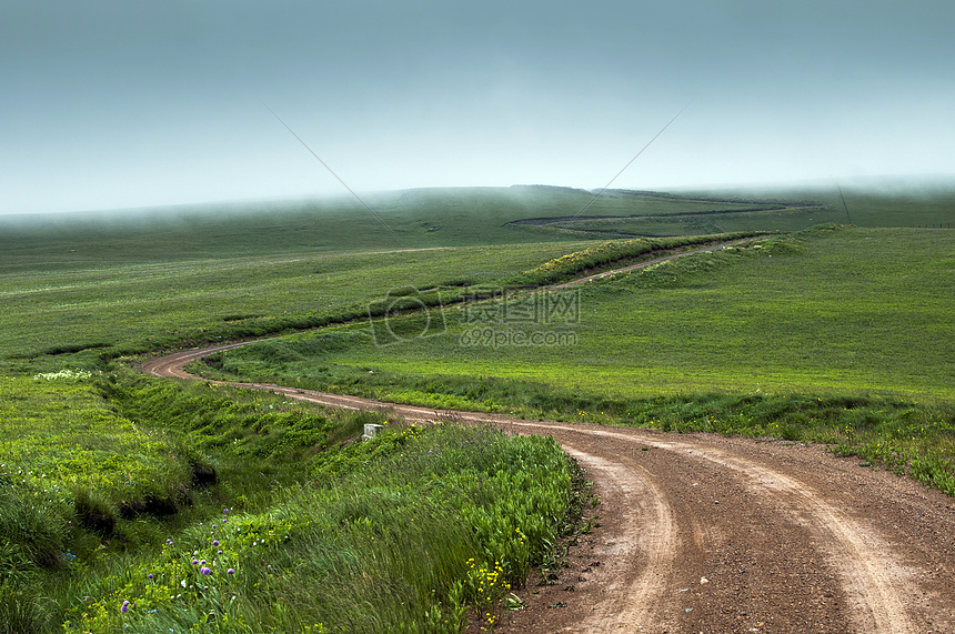 新疆草原之路图片