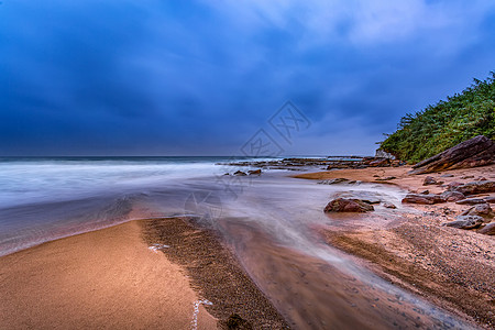 阳光下的沙滩大海背景