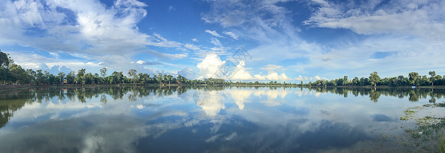 傍晚皇家浴池蓝天白云倒影全景背景