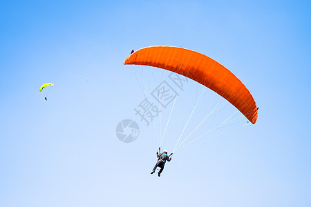 人仰视蓝天高空滑翔伞跳伞飞翔背景