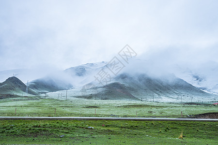 平行透视祁连山草原雪山公路背景