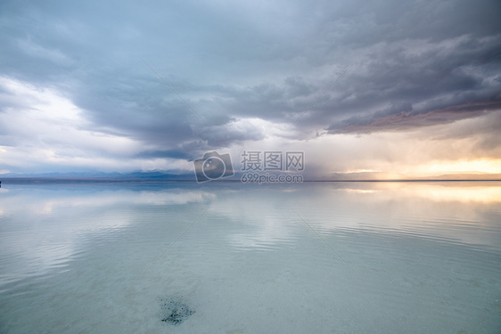 茶卡盐湖天空之镜倒影图片
