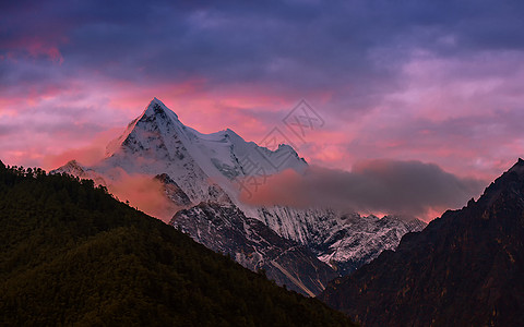 亚丁景区四川稻城亚丁三神山日照金山背景