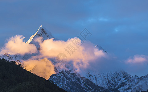 亚丁景区四川稻城亚丁三神山日照金山背景