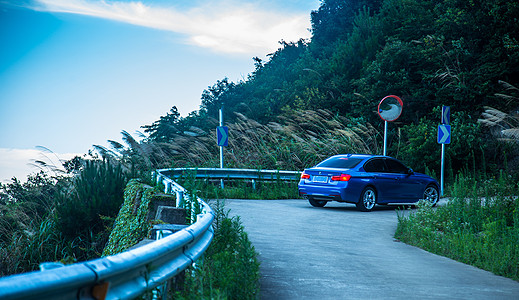 青岛啤酒logo宝马汽车的车身以及特写背景