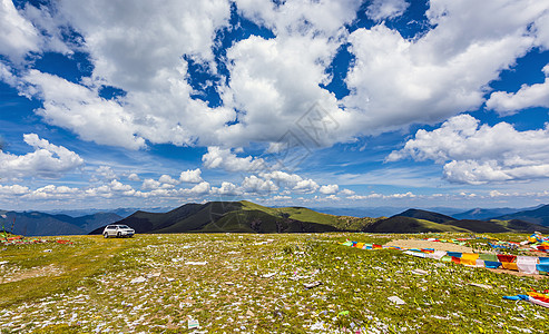 分类在指尖在云端的越野车背景