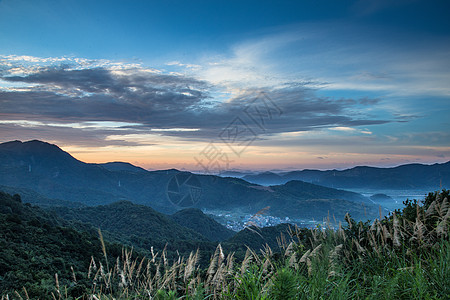 云山路宁波宁海杜鹃山清晨日出风光背景