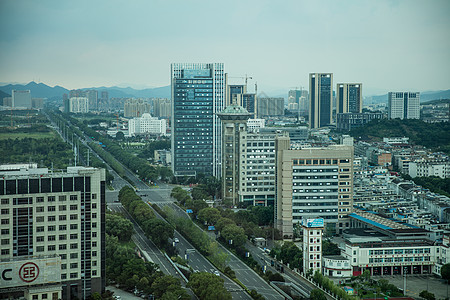 宁海世贸中心玻璃窗上的雨珠高清图片