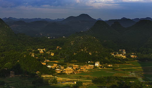 阳光下的小山村图片