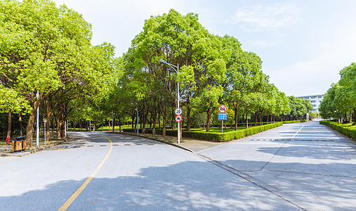 行走侧面上海华东政法大学校园路背景