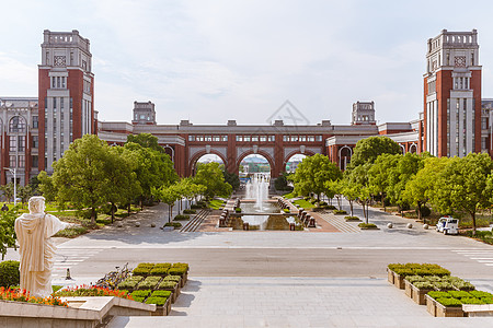 喷泉雕塑上海华东政法大学教学楼背景