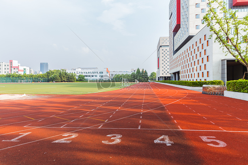 上海视觉艺术学院操场跑道图片