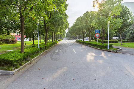 行走侧面上海视觉艺术学院校园路背景