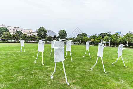 上海大学校园草地人偶工艺品图片