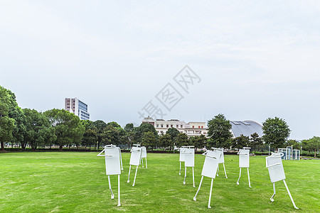 上海大学校园草地人偶工艺品图片