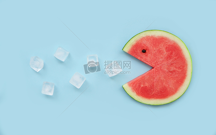 夏季清凉解暑喷冰块的西瓜图片