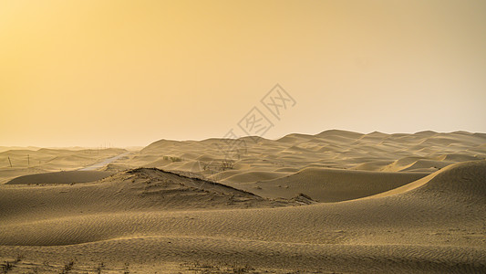 无边无际沙尘暴下的塔克拉玛干大沙漠背景
