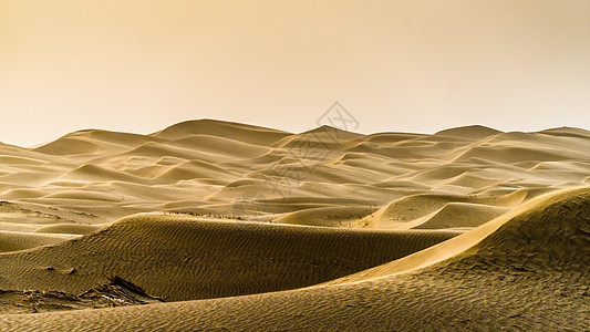 沙尘暴下的塔克拉玛干大沙漠背景图片