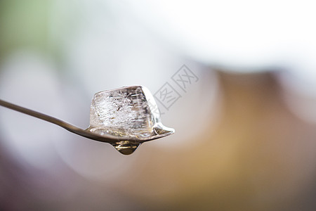 炎炎夏日一杯清爽的酸梅汤加上冰块背景