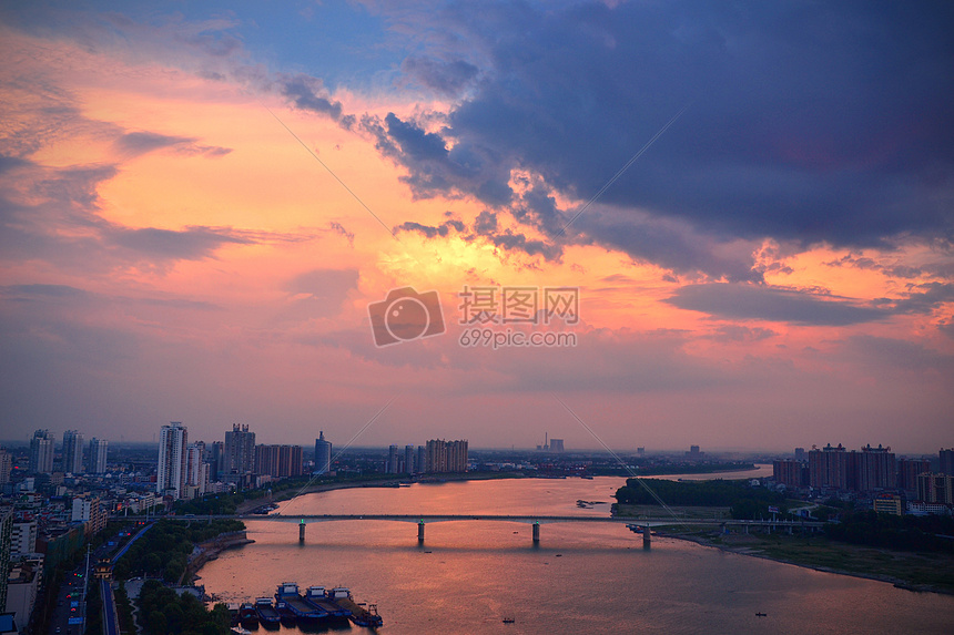 江面夕阳图片