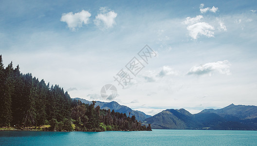 结冰的湖面广阔宁静的风景图背景