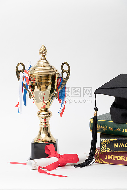 学士帽和冠军奖杯组合摄影图图片