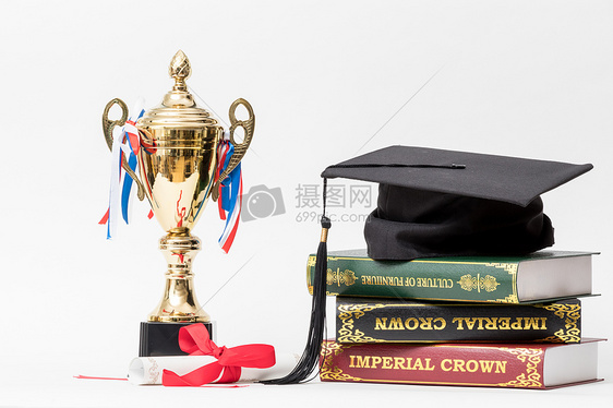 学士帽和冠军奖杯组合摄影图图片