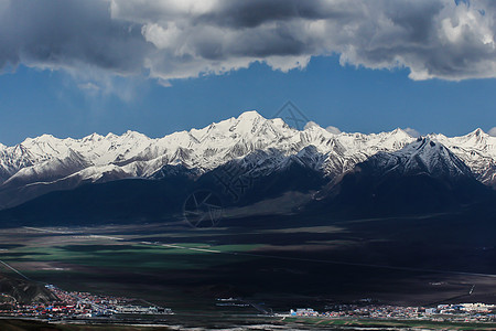 陡峭雪山岗什卡雪山背景