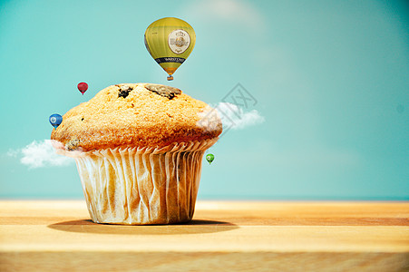 零食小吃蛋糕上超现实的热气球设计图片