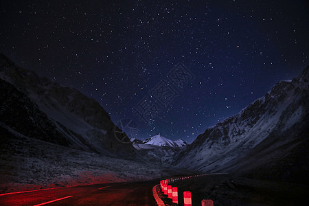 高速公路下星光岗什卡雪山星空背景