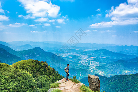 绿色山江西武功山旅游登山远望的男人背景