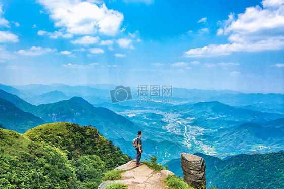 江西武功山旅游登山远望的男人图片