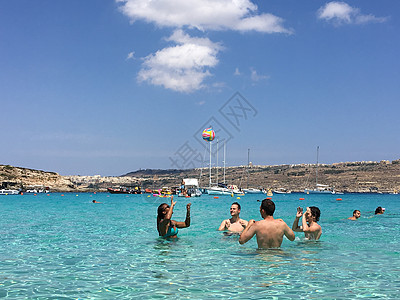 蓝天白云大海清凉一夏水中排球游戏背景