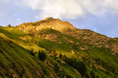 环保对比新疆夏塔山峰日落霞光金山背景