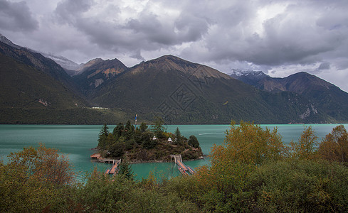 西藏巴松错背景