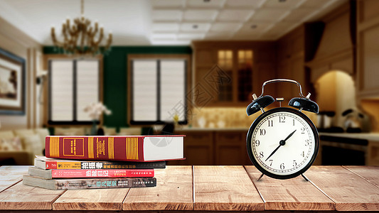 老旧书桌上的钟表和书背景图片