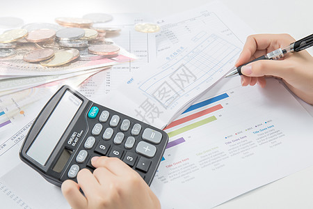 财政会计在桌上用计算机算账设计图片