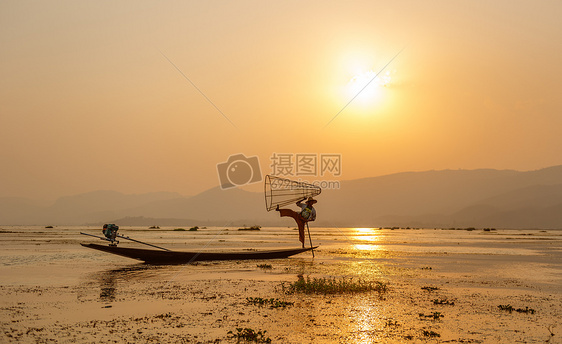 湖上的渔夫图片