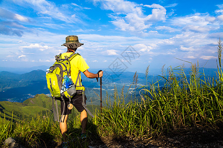 攀岩登山登高远望的男人背景