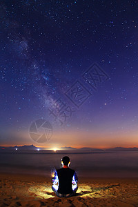 野外灯光一个人与星辰大海背景